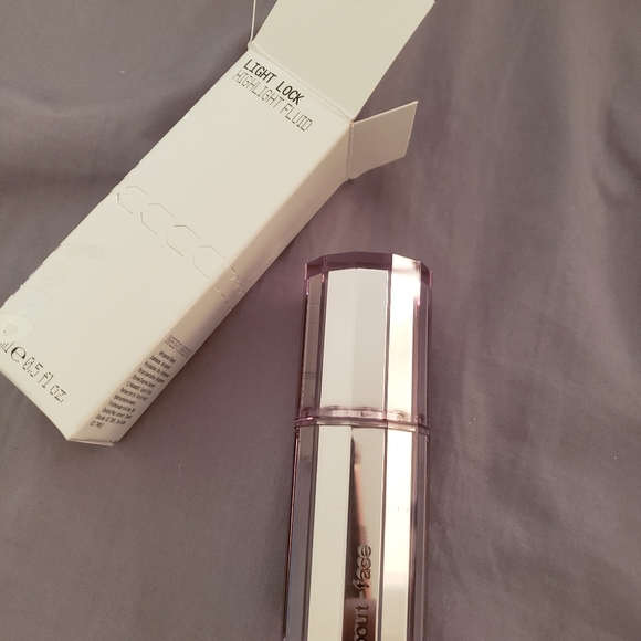 About Face Light Lock liquid highlighter - Picture 3 of 5